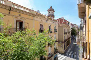 Balcón de este piso en gracia Barcelona, con vistas a la calle Torrent de l'Olla
